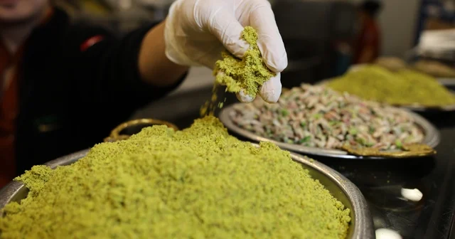 Fıstık fiyatları arttı: Sahtekarların kullandığı gıda boyası ve bezelyeye dikkat Uzmanından fıstıklı tatlı uyarısı: Ucuza tatlı alıp sağlığınızdan olmayın Adana Haberleri