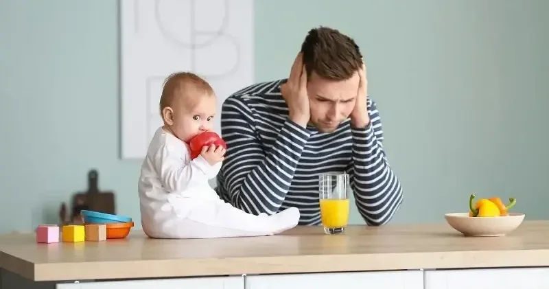 Doğum sonrası depresyon babaları da vuruyor: İki yıl risk taşıyorlar Aktüel Haberleri