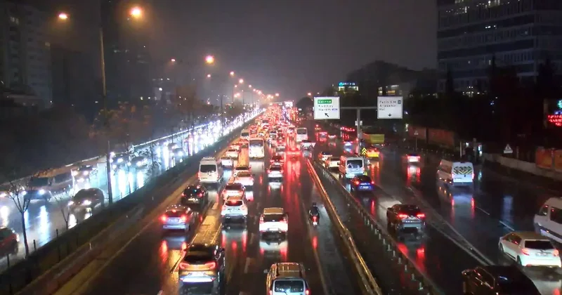 İstanbul da yağışın etkisiyle trafik yoğunluğu
