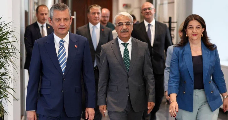 DEM Parti İmralı heyeti, Özel ile görüşmek için CHP Genel Merkezi nde: Partinin Grup Başkanvekili Murat Emir, kapıda karşıladı