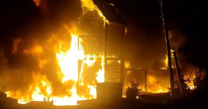 Beylikdüzü nde çocuk parkı alev alev yandı Son dakika haberleri