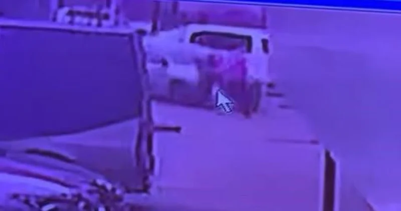 Son dakika: O anlar kamerada! İstanbul da kaldırımda yürüyen yayalara otomobil çarptı Son dakika haberleri