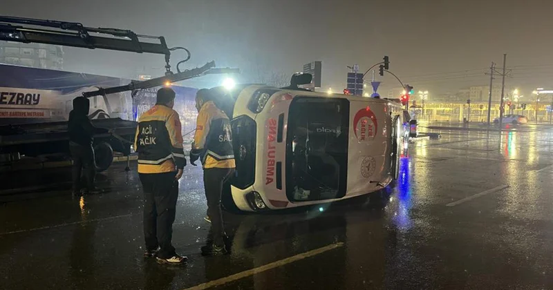 Hasta taşıyan ambulans devrildi: 6 yaralı