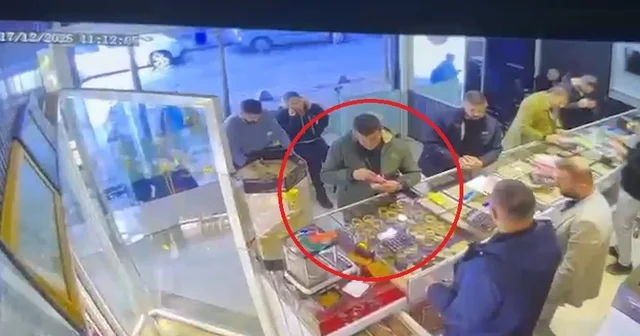 Gülhan ın cinayet şüphelisinin kuyumcuya altınları satarken görüntüleri ortaya çıktı Siirt Haberleri