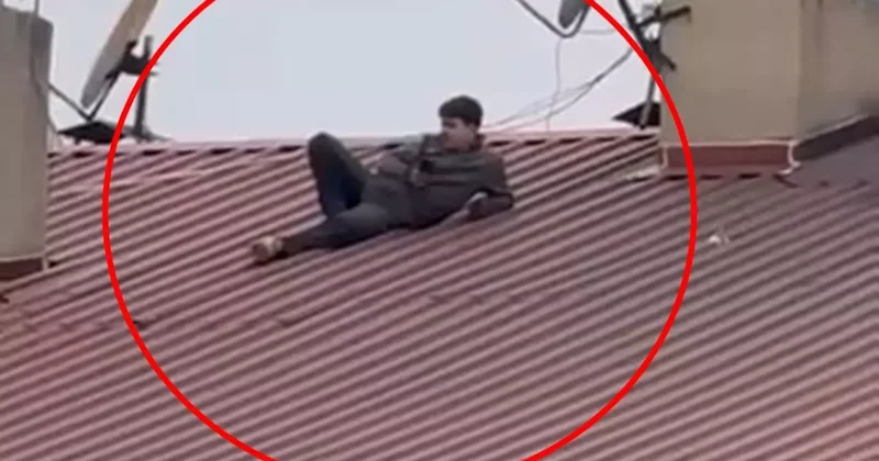 Siirt te bir vatandaş çatıya çıkıp amatör lig maçını yatarak seyretti