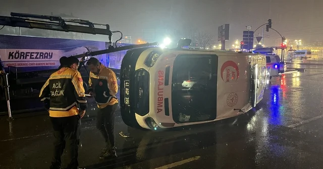 Minibüs ile çarpışan ambulans devrildi; 3 ü sağlık personeli, 6 yaralı Kocaeli Haberleri