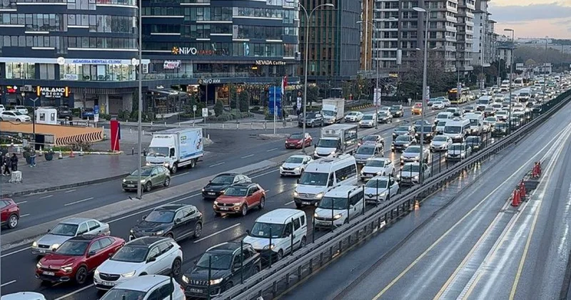 İstanbul trafuk son durum: İstanbul da sağanak trafiği felç etti SON DAKİKA HABER