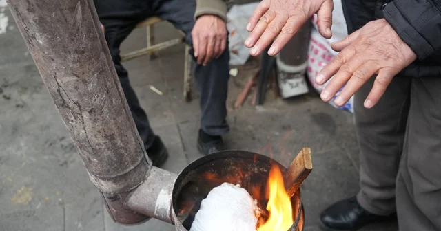 Erzincan pazarcısı soğukta sobayla ısınıyor Erzincan Haberleri