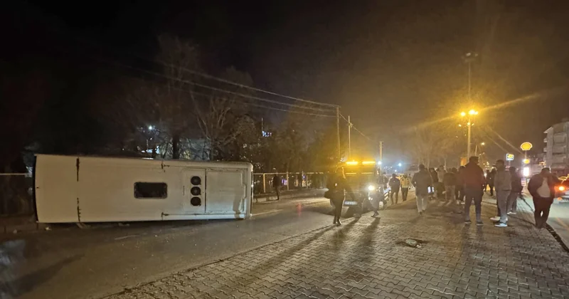 İşçi servisiyle otomobil çarpıştı: 11 kişi yaralandı Sözcü Gazetesi