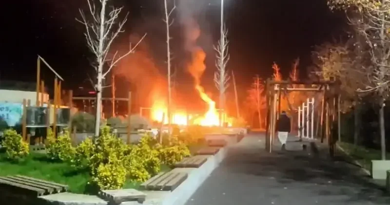 İstanbul da çocuk parkı ateşe verildi İstanbul Haberleri