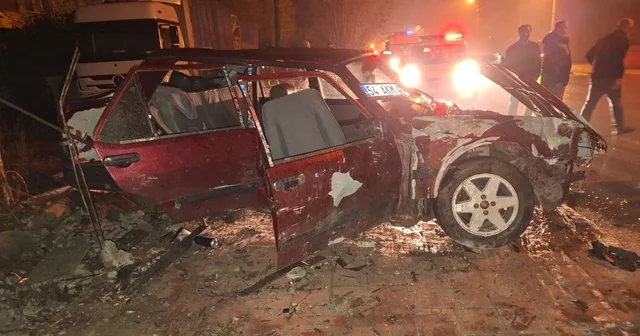 Alkollü sürücü sollama yaparken duvara çarptı: 3 yaralı Sakarya Haberleri