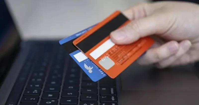 Arkadaşına banka kartını verdi dünyası karardı!