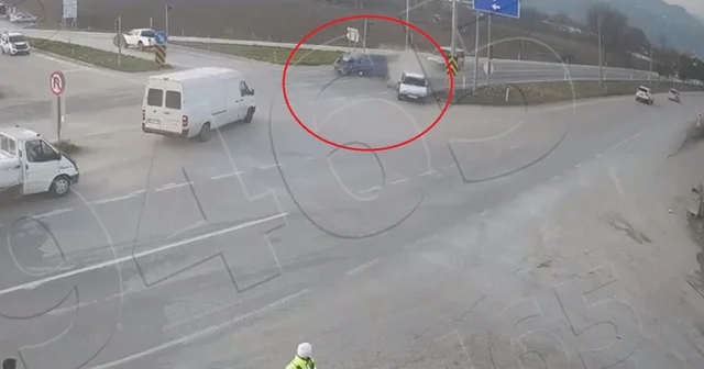 Kırmızı ışıkta bekleyen otomobile arkadan gelen otomobil çarptı; kaza kamerada Amasya Haberleri