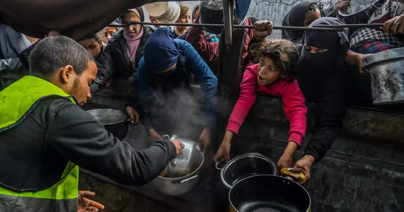 Gazze de mazlumlar hem açlıkla hem soğukla savaşıyor