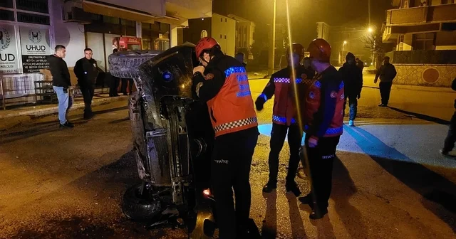 Gazı takılı kalan otomobil beton çite çarparak yan yattı Sakarya Haberleri