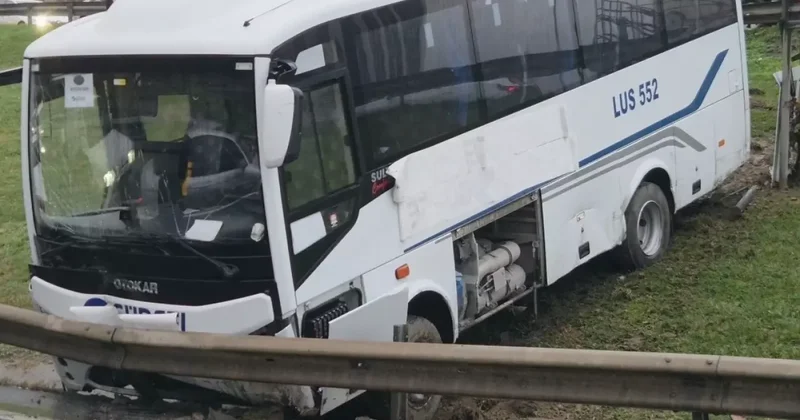 Esenyurt’ta bariyerlere çarpan servis midibüsü yoldan çıktı