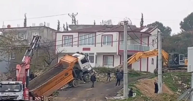 Yük boşaltan kamyon askıda kaldı