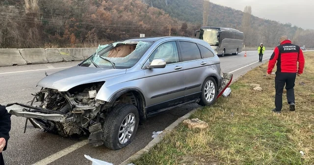 Amasya da lastiği patlayan otomobil takla attı: 3 yaralı Amasya Haberleri