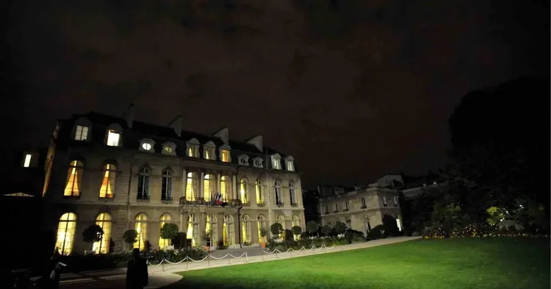 Fransa cumhurbaşkanlığı sarayı da soyuldu, tabakları çalıp internetten satmaya kalktılar