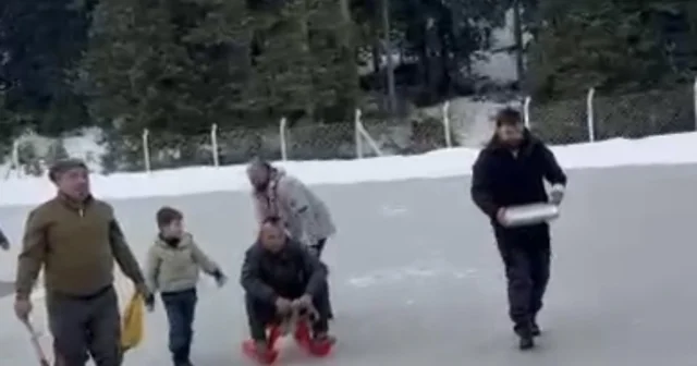 Donan göletin yüzeyindeki buzu motorlu testere ile kesti Bartın Haberleri