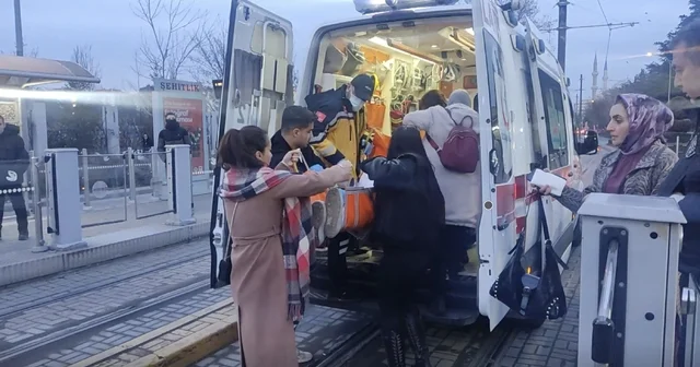 Eskişehir de liselilerin kavgası kanlı bitti: 1 yaralı Lise öğrencilerinin bıçaklı kavgasında kan döküldü Öğrenciler, kavgayı ayırmaya çalışan vatandaşları dövmeye kalkıştı Eskişehir Haberleri