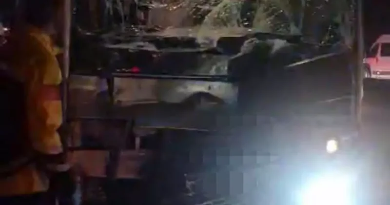 Otobüs ile çekici çarpıştı: Çok sayıda yaralı var