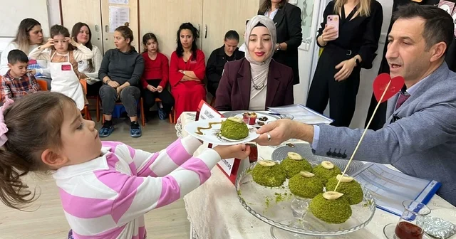 Anaokulu öğrencilerinden bayat ekmekle israfa karşı farkındalık İzmir Haberleri