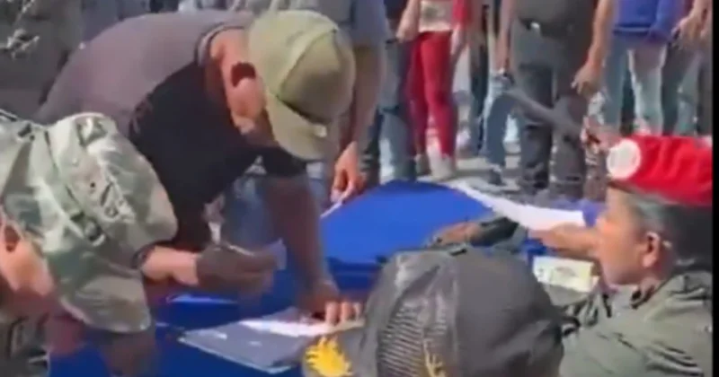 Venezuela, işgale hazırlanıyor: Halka kamyon dolusu tüfek dağıttılar Sözcü Gazetesi