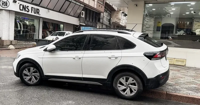 Zeytinburnu’nda park halindeki otomobile silahlı saldırı: O anlar kamerada
