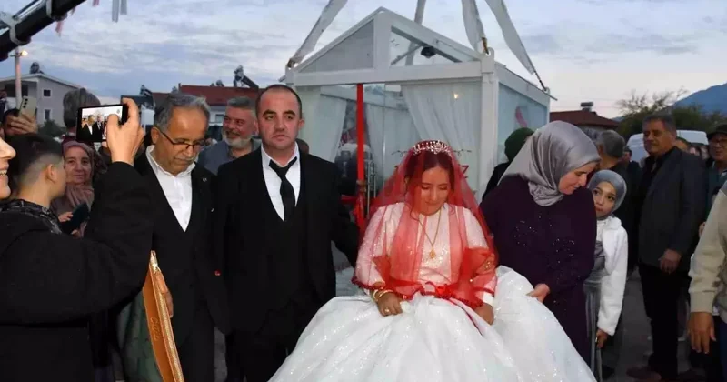 Sıradışı Düğün: Cam Vitrin İçinde Gelin ve Damat