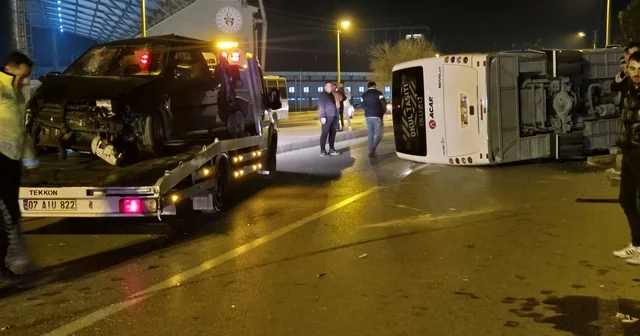 Otomobil ile çarpışan servis midibüsü devrildi; 13 yaralı Niğde Haberleri