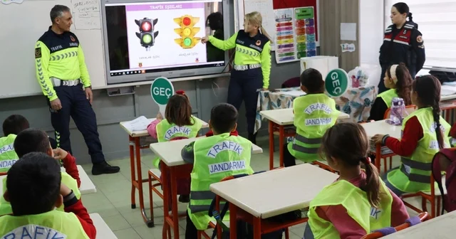 Kırşehir de jandarmadan ilkokul öğrencilerine trafik eğitimi Kırşehir Haberleri