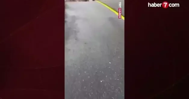 Birleşik Arap Emirlikleri’nde şiddetli sağanağın etkisiyle yol çöktü!