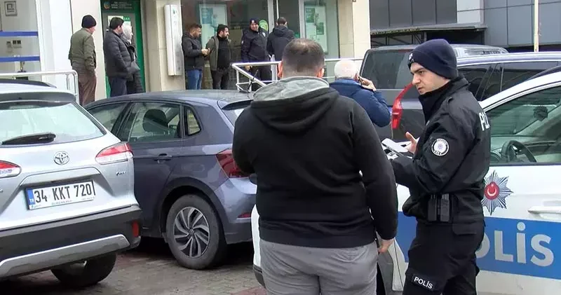 Başakşehir de bankadan para çeken kişinin çantasını almak istediler; havaya ateş açılınca kaçtılar