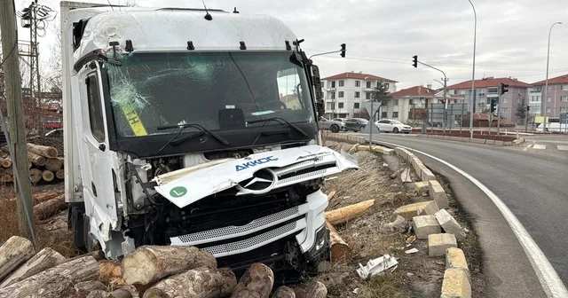 Kontrolden çıkan tır, kereste fabrikasının deposuna girdi Afyonkarahisar Haberleri