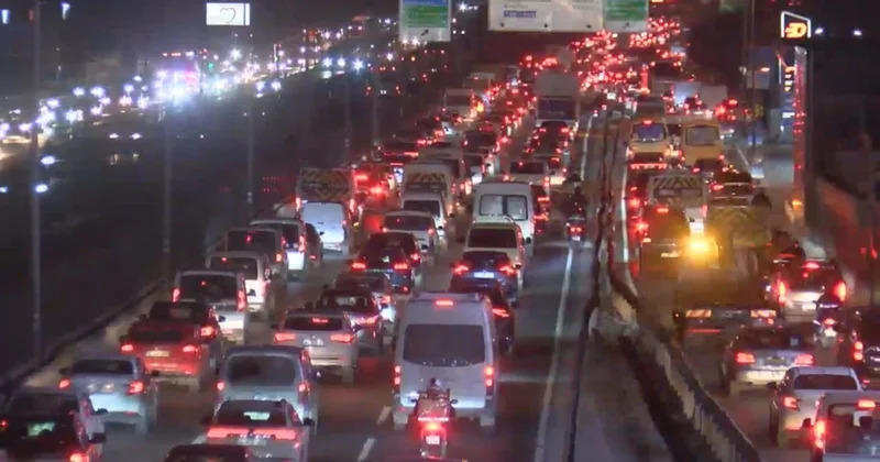 Sağanak yağış etkili oldu, İstanbul da trafik durma noktasına geldi Sözcü Gazetesi