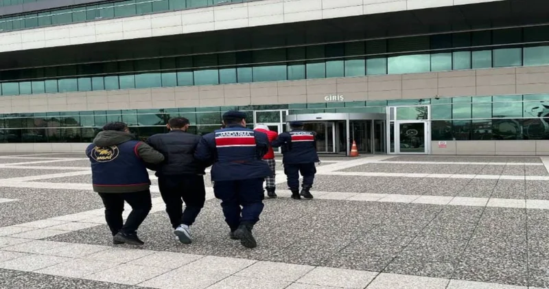 Evde ne bulduysa çaldılar! Jandarma operasyonu ile yakalandılar