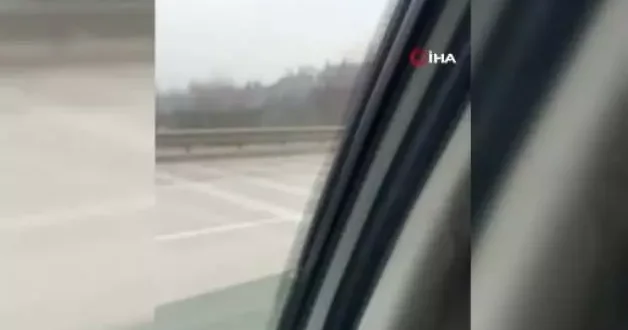 Meclis üyesini sıkıştırıp, aracı yumrukladı! O anlar kamerada