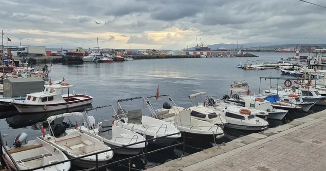 Poyraz küçük tekne balıkçılarını limana bağladı, ağlar tamire alındı Tekirdağ Haberleri