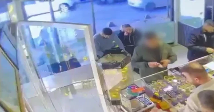 Cani komşu, 2 çocuk annesi kadını öldürüp altınlarını çaldı! Kuyumcudaki anları kamerada