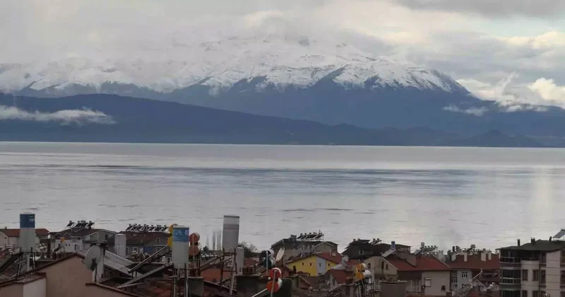 Yağışlar Anamas’ın zirvesini beyazlattı