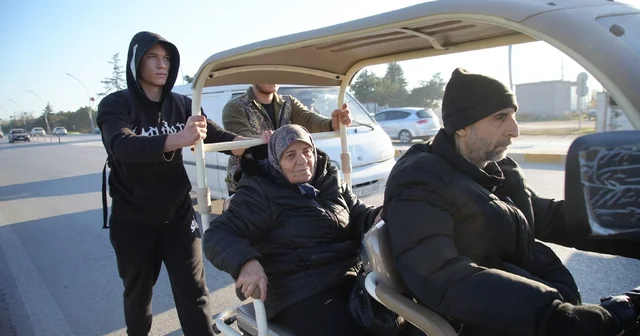 Edirne de gençlerden insanlık dersi: Engelli vatandaşı kilometrelerce ittiler Edirne de gençlerden yüreklere dokunan hareket: Yolda kalan engelli vatandaşa büyük vefa Edirne Haberleri