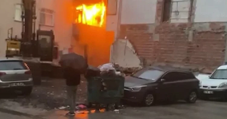 İstanbul da boşaltılan 5 katlı binada yangın! 2 kişi gözaltına alındı İçeride birkaç kişi telefon ışığıyla el sallıyordu