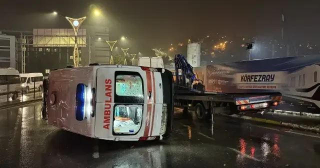 Kocaeli de panelvan ile çarpışan ambulans devrildi: 6 yaralı VİDEO İZLE