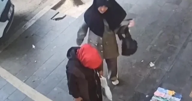 Evleri soyan 2 kadın yakalandı: 700 bin TL lik vurgun yapmışlar Hırsız kadınların, yaptıkları vurgunun ardından bir sokak satıcında basküle çıkıp tartılma anlarının güvenlik kamerasına yansıdı Adana Haberleri