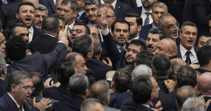 Son dakika: Meclis te kavga! Vekiller birbirine girdi Son dakika haberleri