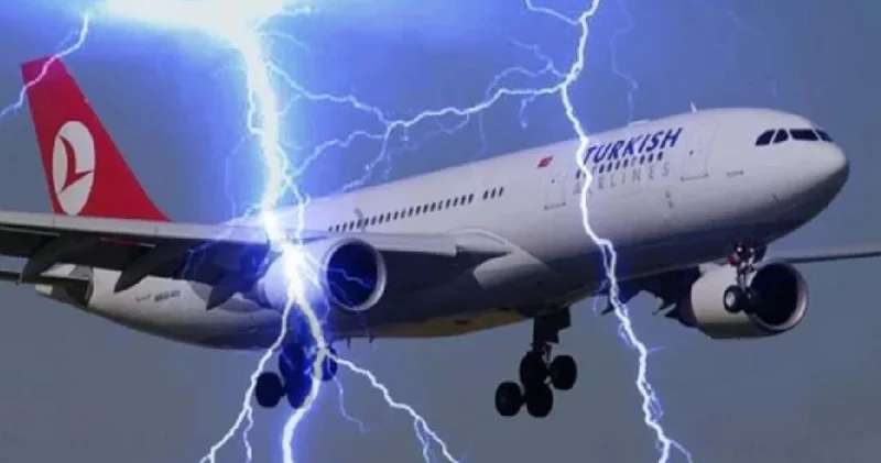 THY uçağı İzmir e inerken 2 kez yıldırım çarptı