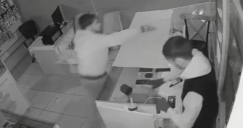 İş yerinden 30 saniyede cep telefonu hırsızlığı güvenlik kamerasında