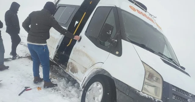 Siirt Özel İdare ekipleri hem yolları açıyor, hem de hastaları sağlık ekiplerine ulaştırıyor Siirt Haberleri