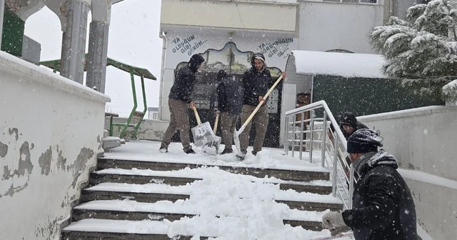 Şehitkamil de camiler ibadete hazır Şehitkamil de camilerde kar temizliği Gaziantep Haberleri